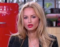 Alors que l'on aurait pu penser que le couple avait l'occasion de passer plus de temps ensemble adriana karembeu n'a certainement pas eu besoin de l'argent de son footballeur de mari, elle avait une longue carrière de mannequin bien avant. Adriana Karembeu Son Mari A Embauche Une Nounou Mais Ca Ne Passe Pas Du Tout