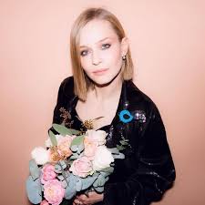 На съемках фильма «трое» я искренне полюбила поэзию вероники тушновой ❤️ строчки ее стихотворений попадают в самое сердце, пробуждают самые теплые и нежные чувства внутри. Yuliya Peresild Rasskazala Chto Vo Vremya Semok Kollega Po Filmu Po Nastoyashemu Udaril Ee Po Licu Vokrug Tv