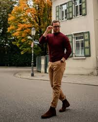 Kombiniert habe ich die jacke mit einer dunkelgrauen jeans und mit beigen chelsea boots. Herren Herbst Outfit Mit Einem Bordeaux Rollkragen Pullover Beige Hose Und Braunen Chelsea Boots Mode Fur Manner Beige Hose Herrin