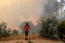 Portugal continúa su lucha por controlar el incendio que arrasa desde este sábado el centro del país y que es ya el más mortífero de su historia. Portugal Luta Contra O Incendio Mais Complicado Do Verao Portada Edicao Portugal Agencia Efe
