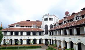 Bagaimana seluk beluk bangunan bersejarah ini?destinasi wisata lawang sewu sudah tidak asing lagi bagi warga semarang mengingat tempat tersebut merupakan salah satu peninggalan bersejarah. Nilai Sejarang Lawang Sewu Semarang Bsoet Com