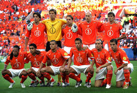 Blessures, aanvang en vermoedelijke opstellingen. Stam En Van Bronckhorst Samen Op Het Veld Als Spelers Van Oranje Foto Bndestem Nl