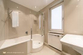 Elegantes Kleinbad Mit Twinline Duschbadewanne Und Glanzenden Grossformatfliesen Von Die Badgestalter Aus Dresden Www Artwege Badezimmer Bad Kleine Badezimmer