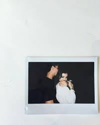 Y es que, de vez en cuando, la inspiración que provee la lectura de frases célebres es más intensa si la palabra va acompañada de la imagen. Pin De Sara Duque Em Hailee Steinfeld Fotos Polaroid Fotos De Casais Ensaio Fotografico Casal