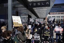 Musk Losing Tesla's Trump Bump With $660 Billion Slump - Bloomberg