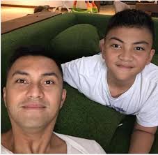 Bagai pinang dibelah dua = dua orang atau hal yang sama, dan tidak terlihat bedanya bagai bumi dan langit = dua hal yang berbeda jauh dan tidak bersesuaian satu sama lain alang berjawab, tepuk berbalas = baik dibalas dengan baik, jahat dibalas dengan jahat Bagai Pinang Dibelah Dua Artis Artis Ini Mirip Dengan Orang Tuanya Lifestyle Fimela Com