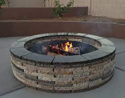 Fire pits create an instant entertaining space with a fireplace kit. Pavers Stone Granite Recycle Hardscape Outdoor Feuerstelle Tragbare Feuerstellen Feuerstelle Garten