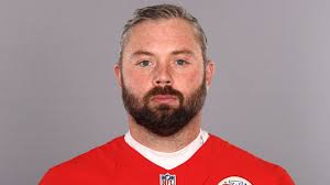 Official facebook page of kansas city chiefs te travis kelce. Half A Haircut Chiefs Center Daniel Kilgore Posts Hilarious Profile Pic Kansas City Chiefs Blog Espn