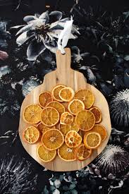 Ils sont également riches en sucres naturels. Diy Deco Comment Faire Secher Des Tranches D Oranges Et Quoi En Faire C Est Bientot Noel Enfin Pas Tout De Suite