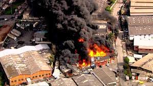 Estão sendo utilizadas 15 unidades móveis de tanque, apoio e bomba plataforma, e cerca de 30 bombeiros atuam para conter as chamas. Incendio Atinge Galpao De Industria Quimica Em Guarulhos Sao Paulo G1