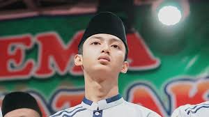 Melalui youtube kanal aznovara al abshor, sang ayah kerap mengemas tingkah laku putra putrinya dalam bentuk video, termasuk putra keduanya, naufal. Biodata Gus Azmi Askandar Dan Keluarga Broonet