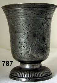 Timbale A Coco Jus De Reglisse Tulipe Gravee Au Tremble Sur Court Piedouche A Base Circulaire Godronnee Gravure Populaire De Bayadere Tin Vase Pewter
