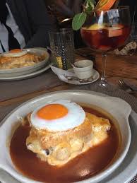 Essa comida típica portuguesa foi inventada por um português chamado daniel david silva que foi viver na frança e trouxe as influências gastronômicas francesas para desenvolver o prato em portugal ainda na década de 1950. Francesinha Picture Of Brasao Cervejaria Aliados Porto Tripadvisor