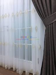 Beyaz perdelerden sıkıldıysanız, bu alanda farklı bir şeyler demek. Ekru Zemin Altin Rengi Damask Desen Nakis Islemeli Tul Perde Krem Acik Altin Mat Damask Perde Desenler