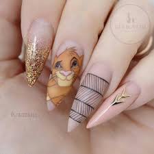 Esta otra imagen corresponde a unas uñas de porcelana que más asociamos a lo que solemos ver para este. The Lion King Manicura De Unas Unas Disney Arte De Unas Disney