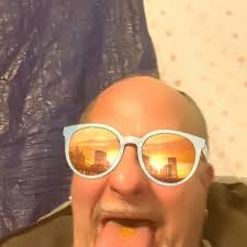 I ❤️ older men but idk if they like me back 🥹