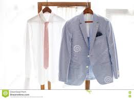 Sakko, hemd und krawatte in größe 170 für einen großen jungen. Weisses Hemd Und Grauer Anzug Des Brautigams Hangend Am Aufhanger Stockfoto Bild Von Zahnstange Hemd 79716380