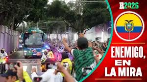 Mexicanos 'vandalizan' camión de Ecuador en su llegada al Estadio Ciudad de México