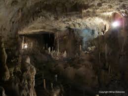 Pestera scarisoara este cea mai mare pestera cu si din gheata din romania, se afla la altitudinea de 1165 m si cu varsta de peste 3.000 de ani. Romania E Frumoasa 40 Apuseni Pestera Ursilor Si Ghetarul Scarisoara Razvan Pascu