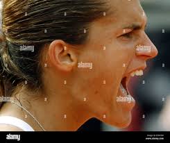 Di Francia di tennis pro Amelie Mauresmo pronuncia la sua frustrazione nel  suo semifinali match vs belga di Justine Henin-Hardenne al Qatar Telecom  German Open a Berlino, in Germania, sabato 13 maggio