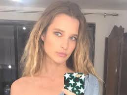 Après de longues années d'absence passées en europe et plus précisément à paris, dans l'univers de la mode, l'enfant du pays. Voici On Twitter Photo Ilona Smet Topless La Fille De David Hallyday Enflamme Encore La Toile Https T Co Jd1th1netk