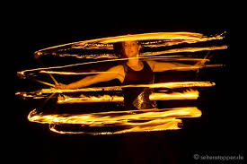 Eine feuershow ist in der regel auch nicht genehmigungspflichtig und eigentlich fast überall durchfürbar. Feuershow In Nurnberg Hochzeiten Feiern