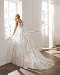 Die schleppe zieren zwei … Wunderschones Brautkleid Mit Schleppe Und Spitze Das Grosse Spitzenmuster Begeistert Das Hochze Brautkleid Prinzessin Modernes Hochzeitskleid Kleider Hochzeit