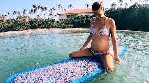Mit ihrem post bricht die sylterin eine lanze für das stillen und sorgt für wirbel auf instagram. Mit Baby Im Bauch Surfen Wird Fur Janni Kusmagk Anstrengend Promiflash De