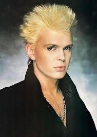 Feliz aniversário (30 de novembro de 1955) para William Michael Albert  Broad, também conhecido como Billy Idol. Ele é o co-fundador e vocalista do  Generation X e mais tarde se tornou uma