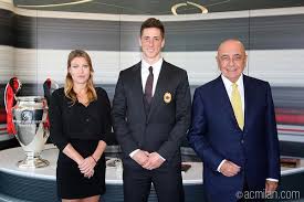 She was born in 1980s, in millennials generation. Ac Milan On Twitter Fernando Torres Together With Barbara Berlusconi And Adriano Galliani Weareacmilan Http T Co Hf89y8hw1b
