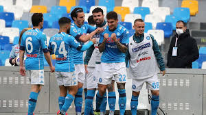 Lorenzo crisetig (crotone) conquista un calcio di punizione nella propria meta' campo. Serie A Napoli Pazzo 4 3 Al Crotone Vincono Lazio E Atalanta Roma 2 2 Col Sassuolo Eurosport
