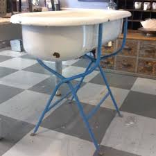 Use to store towels, or bath supplies, or use as a planter. Vintage Series Decorating With Baby Bathtubs Baby Bath Tub Baby Tub Bathtub Decor
