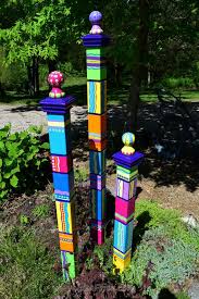Totem Garten Garten Garten Skulptur Skulpturale Totem Von Lisafrick Gartenskulptur Hof Kunst Gartenkunst
