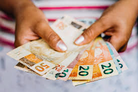 Dá para ganhar pouco e ainda economizar dinheiro? Descubra! | banQi