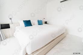 Zimmer ankleide zimmer innenarchitektur schlafzimmer weiß wohnraum zuhause kinderbett ideen wohnen schlafzimmer design. Ein Weisses Schlafzimmer Mit Einem Holzernen Bett Bettw Foto Vorratig Crushpixel