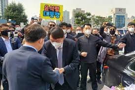 어제 (26일) 권영진 대구시장이 시의회 임시회 후 한 시의회 의원과 설전을 벌이다 갑작스레 실신해. ì •ì¹˜ì¸ ìœ ì„¸ìž¥ ë°©ë¶ˆì¼€ í–ˆë˜ ìœ¤ì„ì—´ ëŒ€êµ¬ ë°©ë¬¸ í˜„ìž¥