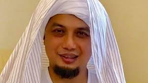 Berbeda dengan istri pertama ustaz arifin ilham, rania sering mengenakan cadar dan pakaian serba hitam di setiap kesempatan. Ustaz Arifin Ilham Beri Pesan Untuk 3 Istrinya Metropolitan Id