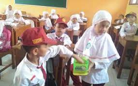 Beberapa besar orang pasti punya yang namanya khodam, baik itu hasil pemberian atau dari hasil oya saya juga punya kaka perempuan yang dapat mengatasi sekolahnya hingga perguruan tinggi akan melainkan ada hal yang sempat saya upakan selama tinggal di pondok perihal amalan ayat. 30 Contoh Perilaku Amal Saleh Di Lingkungan Sekolah Rumah Kosngosan