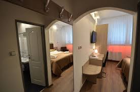 Ezenkívül a hotel aura design & garden pool medencét és reggelit is nyújt vendégeinek, hogy ön megpihenhessen a nafilm: Hotel Aura Praha Design Garden Pool In Prag Wie Zuhause