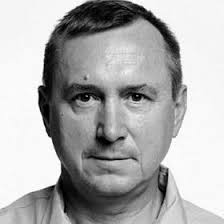 Robert Krasowski, szukając klucza do Kaczyńskiego, atakuje inteligencję.  Twierdzi, że Tusk nie znosił Michnika i Kuronia.