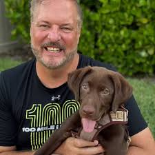 Carrie Underwood is reportedly struggling to maintain her farm, according  to @RadarOnline. The singer is also having a hard time finding/keeping  people to help her out with the property.