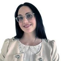 Kelly Ryder's Instagram, Twitter & Facebook