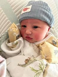 Happy Fall!🍁My name is Isaac, an anesthesiology resident by day and  photographer/editor by night here in the general MA/RI/CT area. If you need  photographer for individual, family, or other engagements, let me