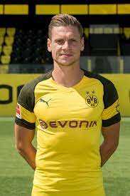 Kişiselleştirme kategorisindeki bu uygulama android içindir. Lukasz Piszczek Of Borussia Dortmund Poses During The Team Borussia Dortmund Dortmund Poses
