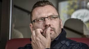 Jednání sněmovny v pátek zablokoval nezařazený poslanec lubomír volný. Jako S Zidovskou Zlutou Hvezdou Rekl Poslanec Volny O Nenaockovanych Idnes Cz