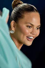 Chrissy Teigen Tried To Get A New Nose Piercing And Well That Didn T Exactly Go As Planned In 2021 Celebrities With Nose Piercings Nose Piercing Celebrity Beauty