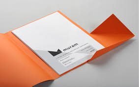 Aunque llamarlos « ambigramas» no sé si es la mejor definición, porque en realidad muestran cosas «distintas» al girarlos. Work Muram Visual Identity And Interaction Design Frente Design