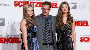 Im august 2015 unterstützte hoxha seinen freund und schauspielerkollegen til schweiger, als über diesen anlässlich des geplanten baus eines flüchtlingsheims ein shitstorm auf facebook und im internet niederging. Autounfall Model Ex Freund Von Luna Schweiger Soll Tot Sein Promiflash De
