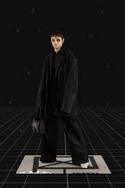 Balenciaga — дом моды, основанный испанским дизайнером кристобалем баленсиагой, родившимся в стране басков. Balenciaga Fall 2021 Ready To Wear Collection Vogue