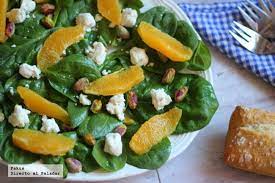 Ensalada Griega De Espinacas Queso De Cabra Naranja Y Pistachos Receta Ensalada Griega Recetas Ensalada Griega Ensaladas Recetas